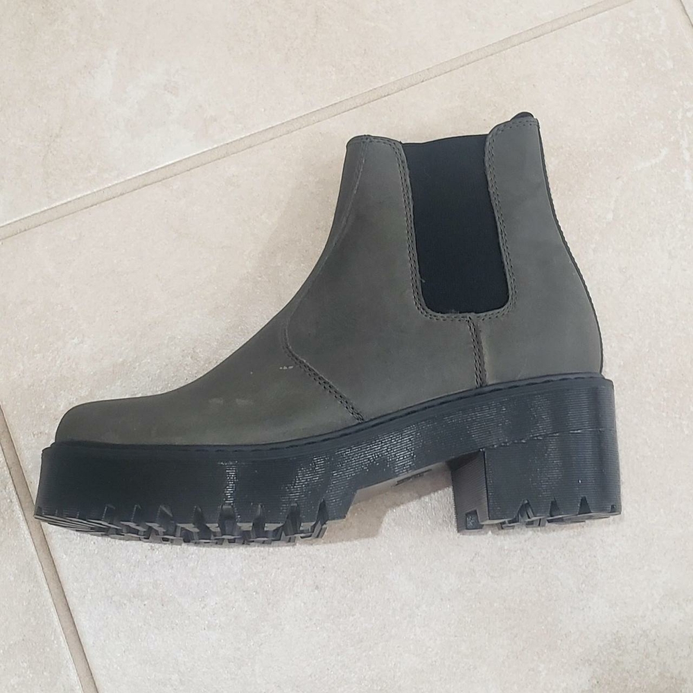 Women's Black and Gray Chelsea Boots